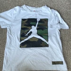 Boys Air Jordan t-shirt white with camo Jordan logo, size 6-7